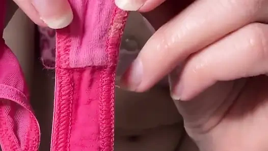 Femdom: Çekici Kız Kirli Külotla Tüylü Vajina Yakın Plan Yapıyor