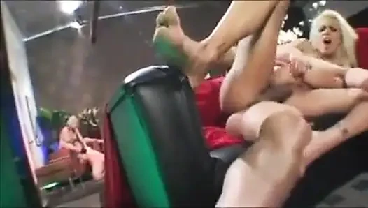 Ateşli anal bebek yarak emiyor ve sürtük mastürbasyon yaparken sikiliyor ve dölleniyor