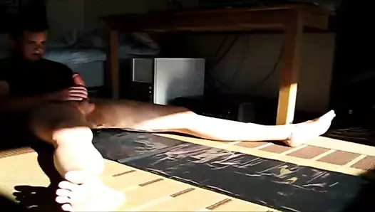 Sarışın adam DNA'sını yere püskürtüyor