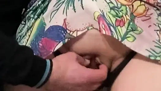 Gerçek yabancı metroda mükemmel pembe amcığını ovuyor