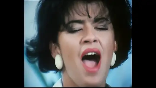 Deborah nasıl emileceğini biliyor