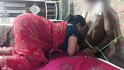 Baldız bağlı ve kendi kayınbiraderi ile sikişiyor ve odada ustalık yapıyor.