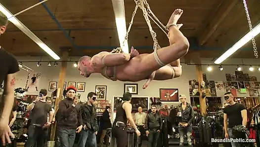 Jessie Colter Bay Deri Mağazasında grup seks yapıyor