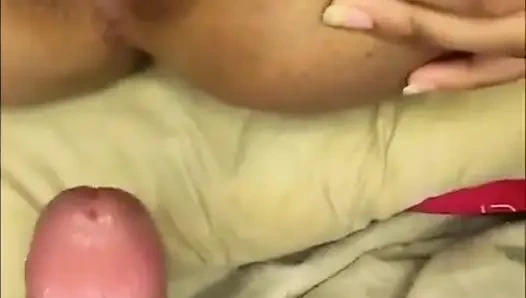 Ama bu kadın ne sürtük, anüsü için kendisi istiyor ve kocaman bir poposu var