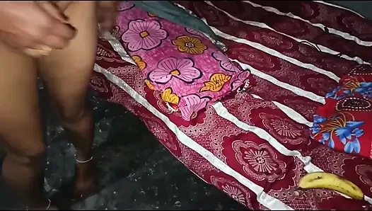 Yenge biri muz ve diğeri yarak olmak üzere iki yarakla sikiliyor