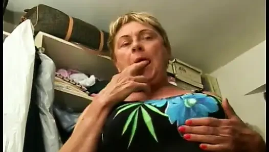 Büyük bir nine ağzına bir yarak sokuyor ve bir adamla mastürbasyon yapıyor