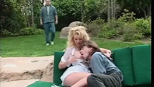 İki azgın adam açık havada büyük memeli bir sarışınla sikişiyor