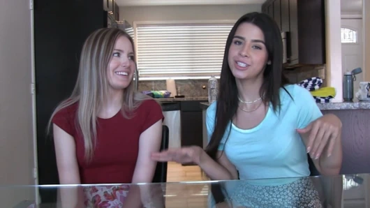 Striptizci trivia havuz başında lezbiyen amcık yalıyor