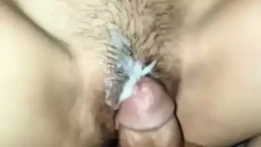 Il ejacule son sperme sur ses poils du vagin
