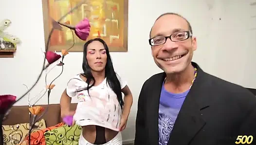 Natalina canavarla tanışıyor