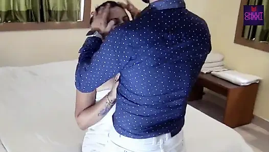 Bir arkadaşımla tanışıyorum ve onu eve davet ediyorum ve sonunda sikişiyoruz