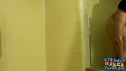 Sıska alakarga marx okşayarak düz horoz içinde duş solo