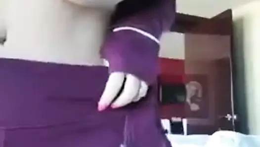 Şişman titted kadın göğüslerini ve şişman götünü tokatlıyor