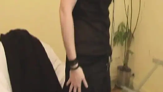 Şaplak atılan sarışın Fransız bebek götünü sert siktiriyor