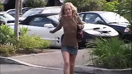 Büyük bir siyah horoz iki genç kaltağı tatmin ediyor!