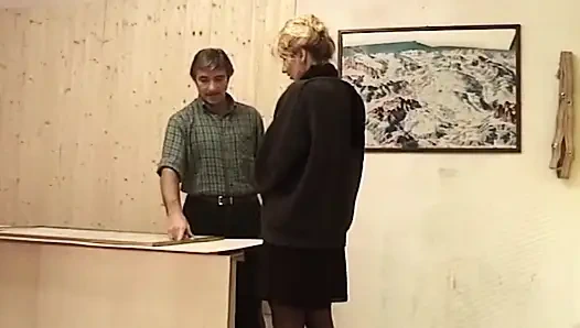 Olgun sarışın orta yaşlı seksi kadın parmaklanıyor ve çoraplı sert sikiliyor