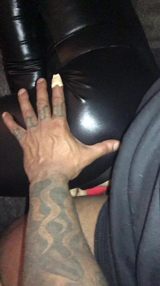 Anal sikme içinde lateks catsuit