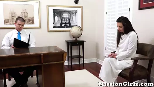 Masum mormon bayan dövülmeden önce gönüllü olarak soyunuyor