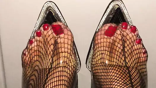 Fileli ve şeffaf topuklu kırmızı ayak tırnaklı araba ayaklarında