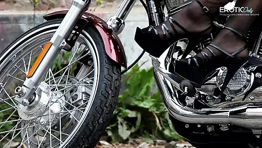 Kamera kızı fotoğraf çekimine çıkıyor ve erotik olarak gösteriyor!