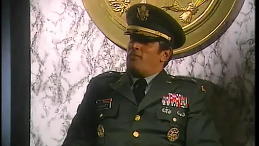 Kız büyük yaraklı adamların amına oturuyor ve sert ve hızlı bir şekilde biniyor