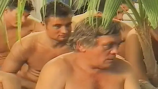 Sevimli esmer Fransız bebek yapay penisle oynuyor ve bukakkenin tadını çıkarıyor