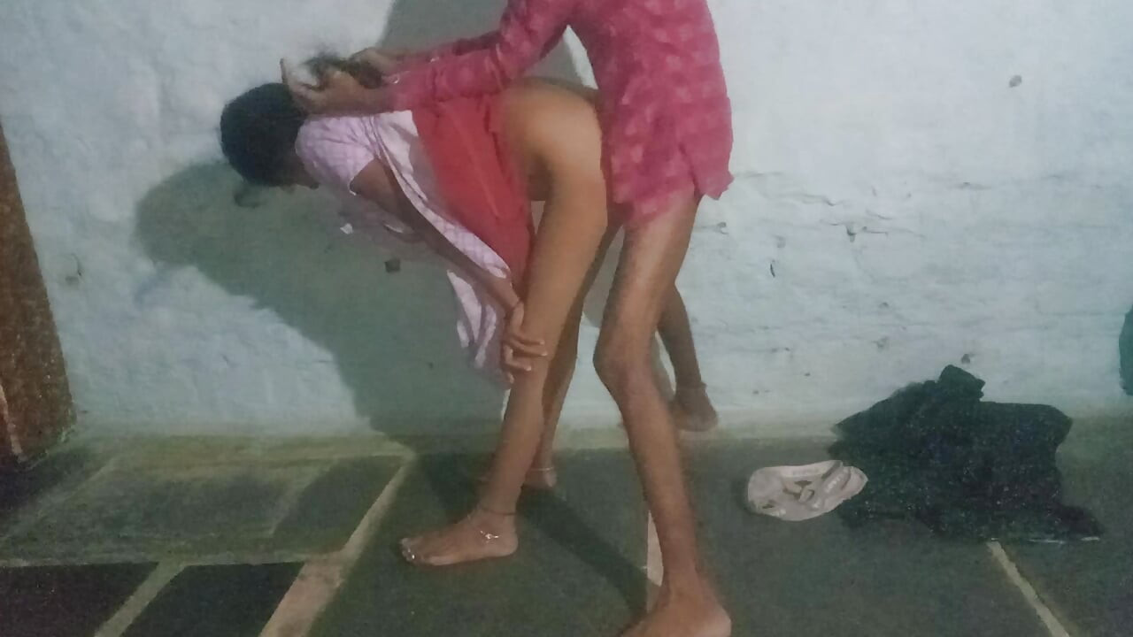 Alman anne edepsiz tina büyük yaraklı büyük zenci yarağı ve gırtlağına kadar alıyor adam Rus kıza nüfuz etmek için yaşlı pikap şemasını istismar ediyor