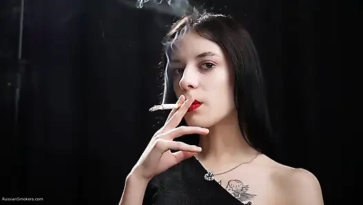 İnce piliç iki kırmızı sigara içiyor
