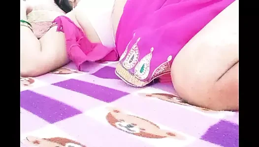 Hintli evli kadın ve kocasının arkadaşı seks yapıyor