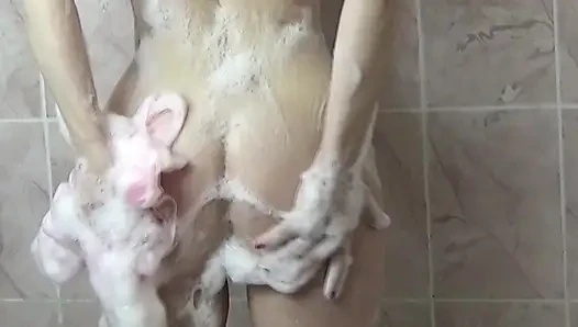 Güzel solo kız duşta yıkıyor. Şehvetli erotik titreşimler