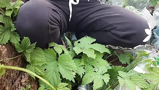 Büyükannemin köyündeyim, mümkün olan her yerde mastürbasyon yapıyorum - lesbian-candys