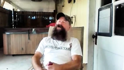 Stogie sigara içiyor sakallı serseri onu sikiyor