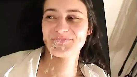 Esmer kadın yarak emiyor, kontrolden sonra doktorundan yüzüne boşalıyor