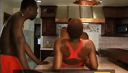 Fantástica nena de ébano de pelo rizado chupa y folla dos pollas una por una