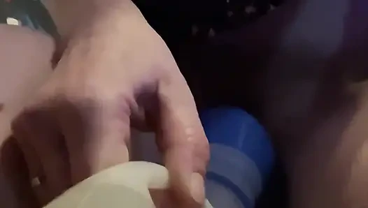 Banyo doluyken arkadaşımın yatak odasında gür amcığımdan büyük sidik!