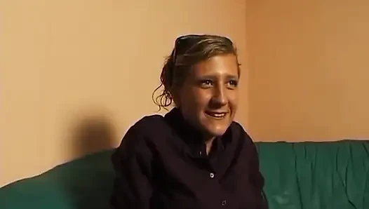 Küçük memeli sarışın oyuncu seçmelerinde amını ovuyor ve parmaklıyor