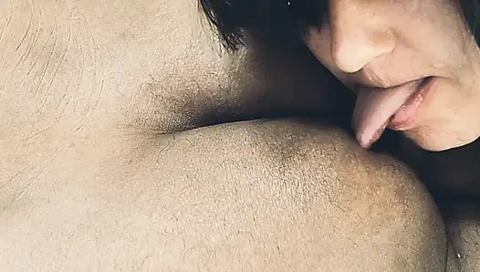 Ben eğleniyorken kız arkadaşım yarağıma dokunuyor