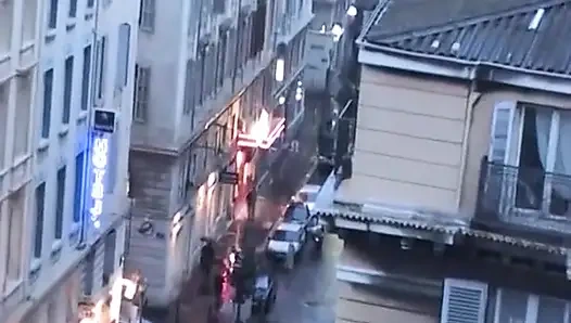 Genç bir striptizci kendine bir kulüp üçlüsü satın alıyor.