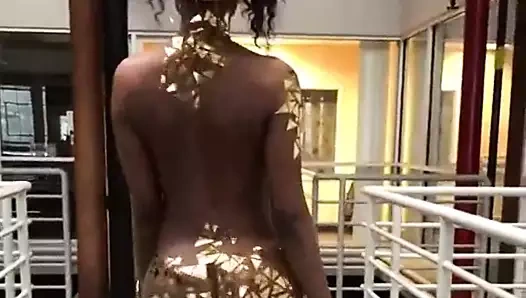 Altın giyen Afrikalı kız yürüyor