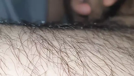 Üvey annenin eli üvey oğlunun yarağına kayıyor ve ona elle muamele çekiyor