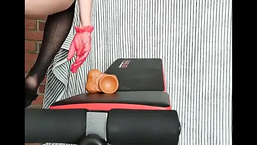 Minik kadın yüksek sesle oyuncaklar bitene kadar dev kaslı dildoya biniyor