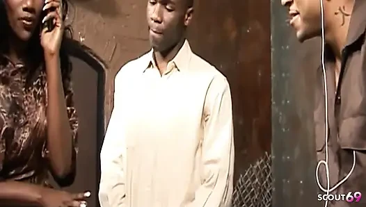 Büyük memeli zenci genç nyomi banxxx bodrumda iki büyük zenci yarağı ile üçlü seks yapıyor