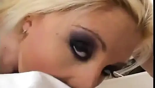 Yaramaz sarışın bebek sert oral seksten sonra götünü dölliyor