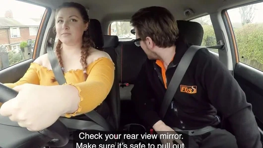 Büyük İngiliz kız kamuya açık bir şekilde binme eğitmeni