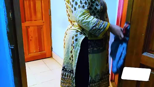 Hintli müslüman ateşli desi anne odasını temizlerken üvey oğlu tarafından sikiliyor