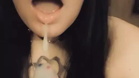 Goth sürtük tavşan veren ona sevimli yapay penis yarım yamalak kafa