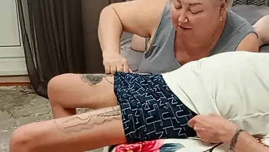 Üvey anne ateşli döllerin tadını çıkarmak için sakso çekiyor