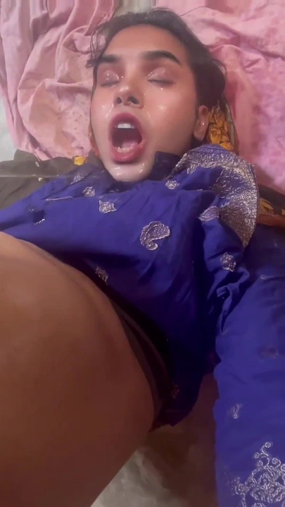 Kadın kılıklı çiş içme günü.