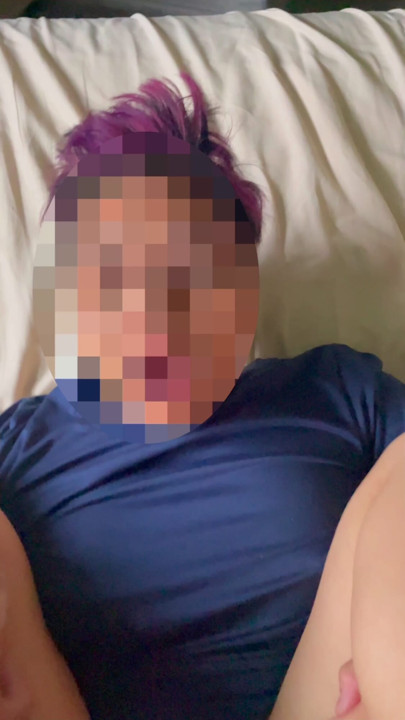 Sulu amcıklı Asyalı orta yaşlı seksi kadın sikiliyor ve misyoner pozisyonunda dolduruluyor