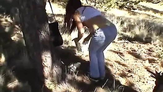 Ateşli kız arkadaş erkek arkadaşının mastürbasyon yapıyor ve sert sikişiyor